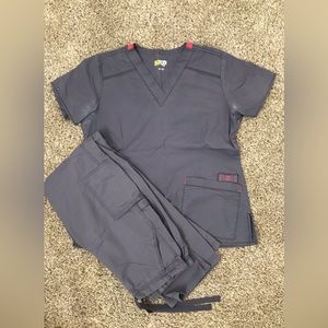 Wonder flex scrub set. Size M top and M tall bottom.